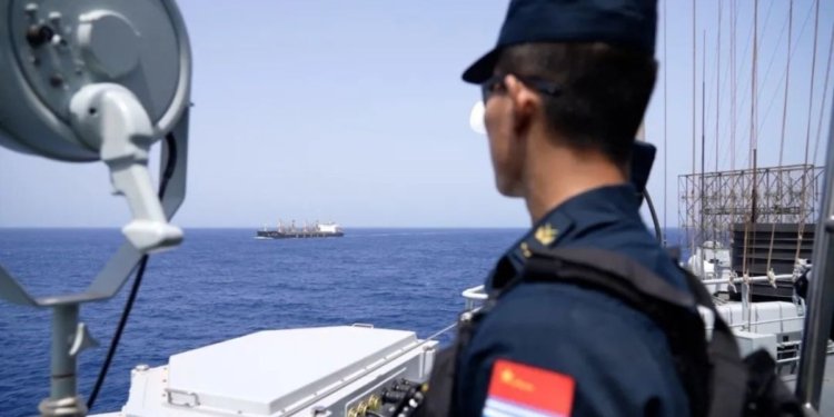 Chinese Navy escorting commercial cargo ships in Red Sea 1 #image_title