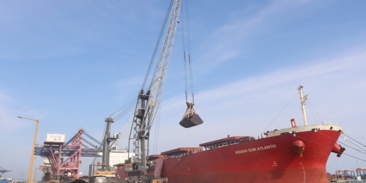 VOC Port handles 2.17 lakh tonnes of cargo in a single day. 1 VOC Port handles record 2.17 lakh tonnes of cargo