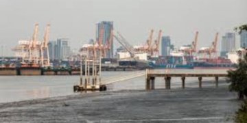 Thai PM calls for Bangkok Port to be relocated