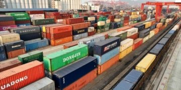 Drewry’s World Container Index sinks below US$2,000