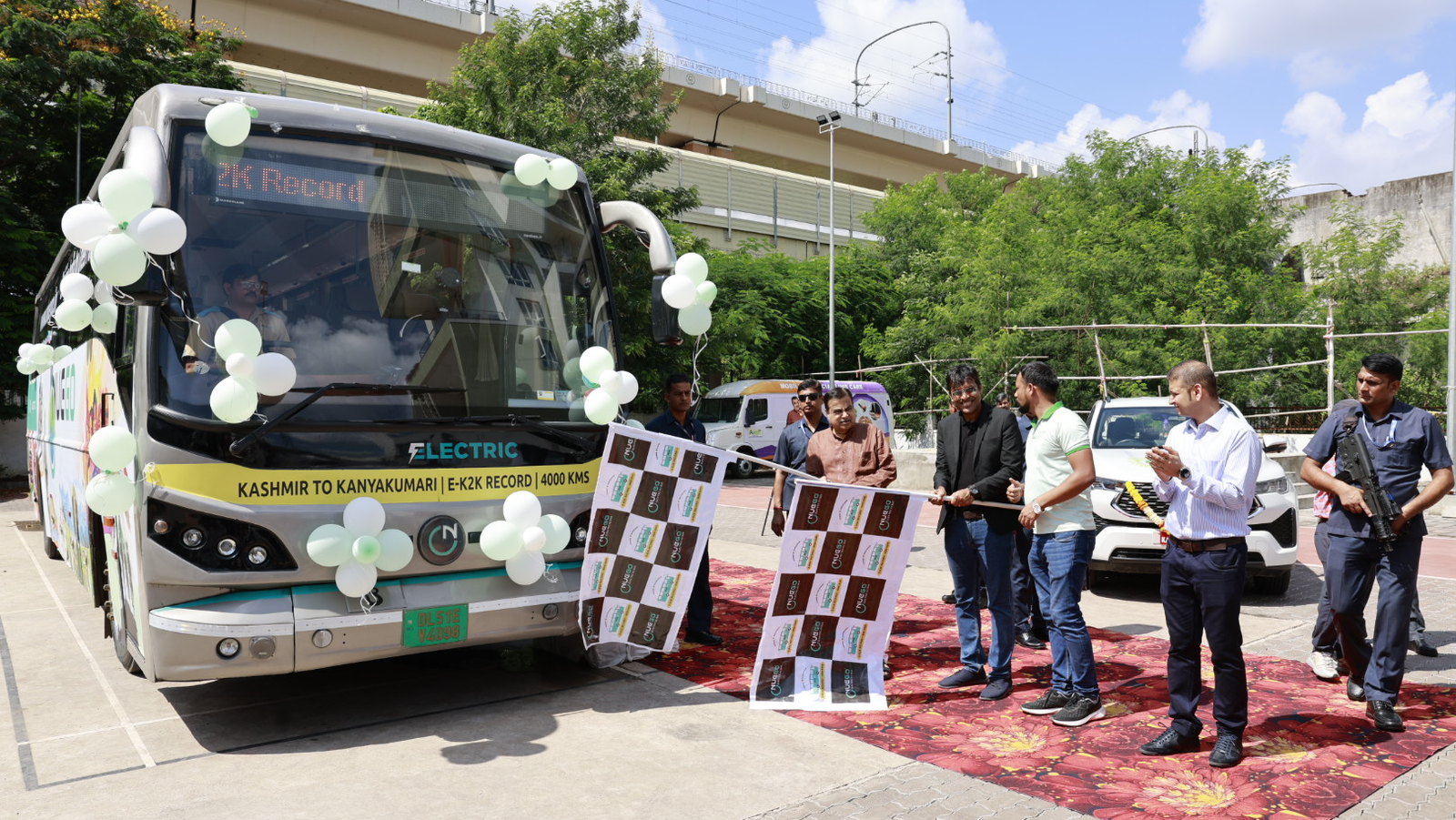 Nitin Gadkari flags off NueGo’s historic Kashmir to Kanyakumari Electric Bus