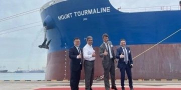 World’s first LNG-fuelled bulker on maiden voyage