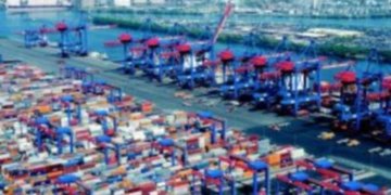 Feeder ships replace trucks at Hamburg for transshipping Containers
