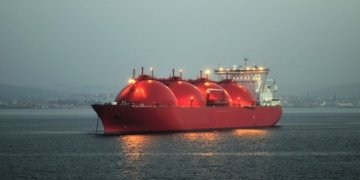 Ahead of EU transshipment ban, Russia resumes ship-to-ship LNG transfers