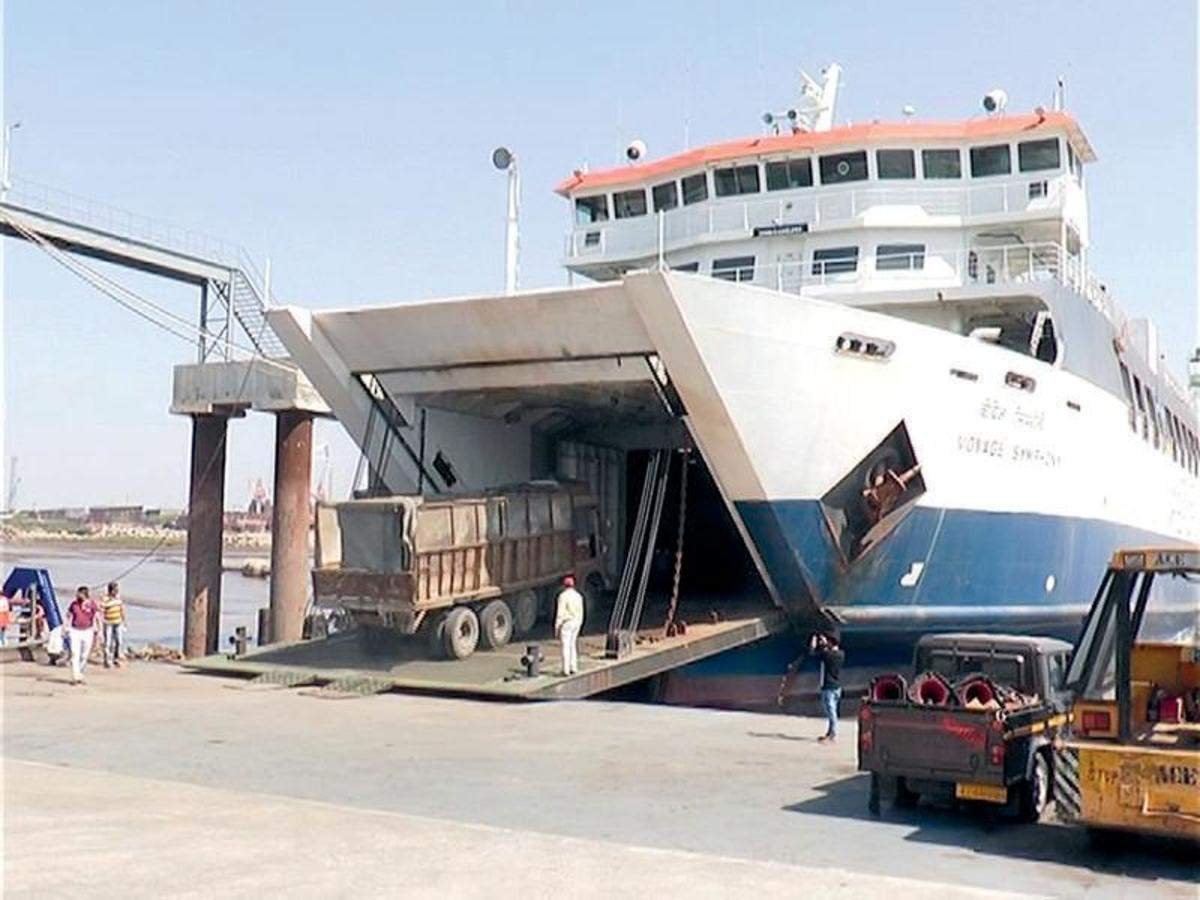 Subhash Phal Dessai proposes Ro-Ro ferry service, maximum use of river routes