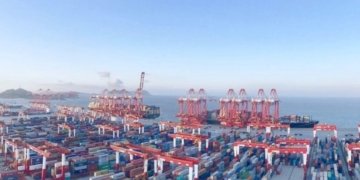 Container ships start queuing at Chinese ports