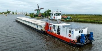 World’s first zero-emission electric pusher tug and barge put into operation
