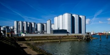 Dekker Group extends long-term lease contracts in port of Rotterdam