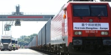 First container block train from China to London