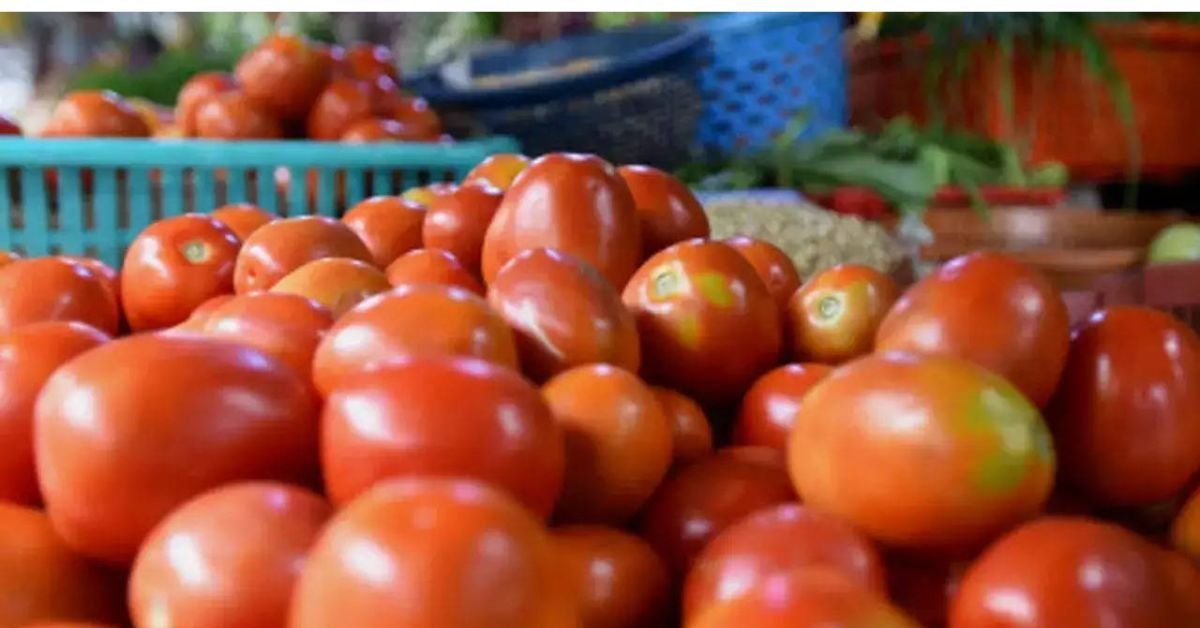 Vehicles with tomatoes enter from Nepal despite import ban, officials suspended